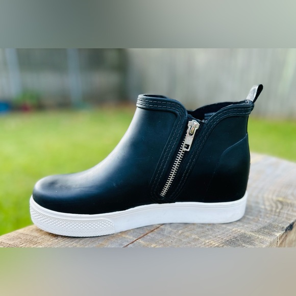 Steve Madden Wedgie Black Ankle Rain Boots with White Sole. Size 9M - Picture 1 of 8